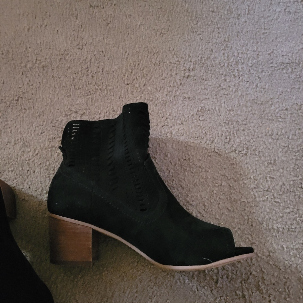 New black peeptoe booties sz 8